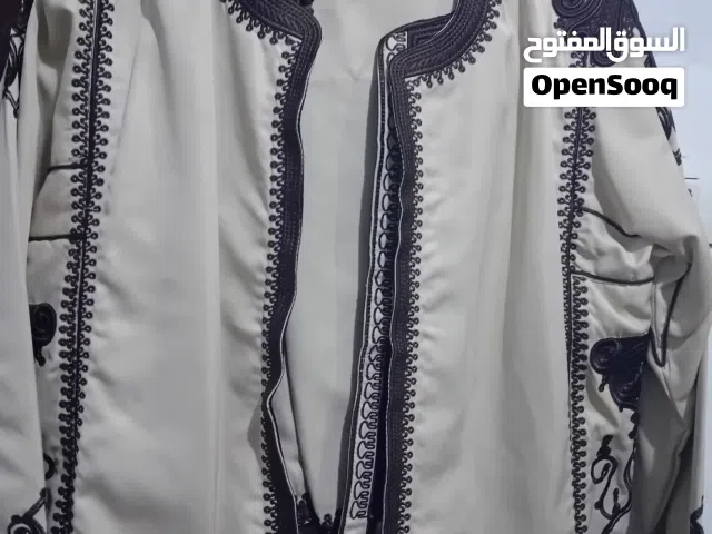 زبون ملبوس مره وحده مقاس 4.  نص يد السعر 350 المكان طرابلس