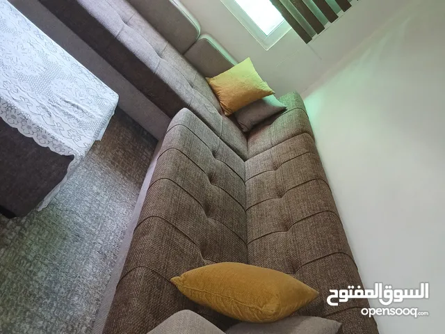 كورنر صوفيه بحال الوكاله استعمال بسيط ونظيف ولون حلو