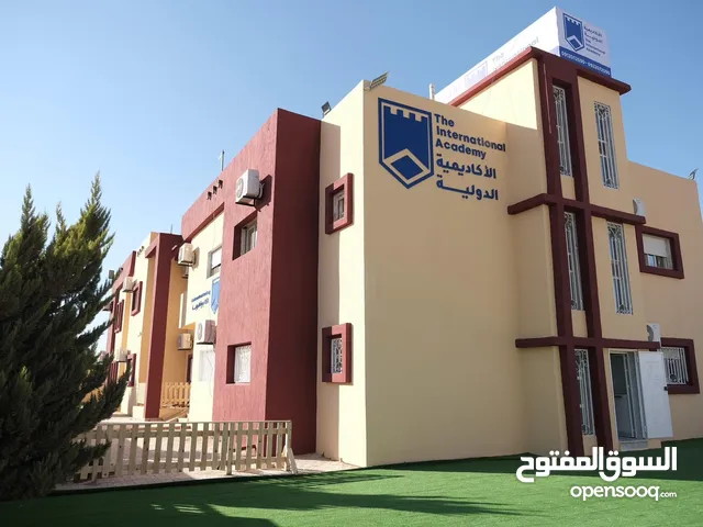 مبنى تجاري دورين للايجار الهواري خلف نينا بارك على شارعين قطران مساحة 1600م ومسقوف 700 م