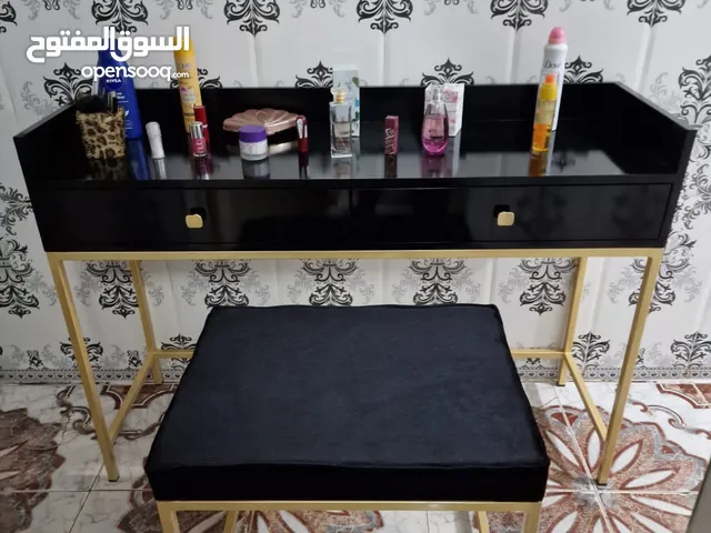 coiffeuse  et table de nuit  style 
moderne 
أثاث غرف النوم بنكط عصري