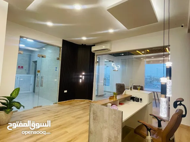 مكتب راقي مؤثث فالحيل الجنوبية بجانب استاد السيب ع الشارع الرئيسي (شارع البركات)