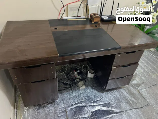 طاولة مكتب وكرسي بحالة جيدة
