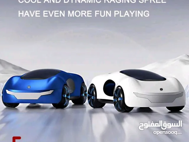 سيارة تسلا الرياضية بجهازين تحكم عن بعد.