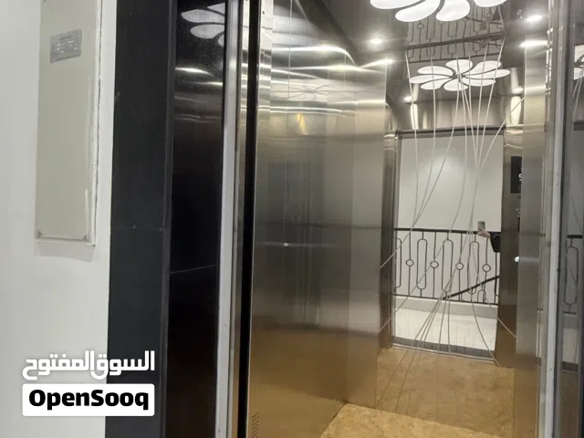 فرصة في السعر متبقي شقة في الدور الأخير ويوجد مصعد المعبيلة قريب من جامع التواب والمنتزة والخدمات