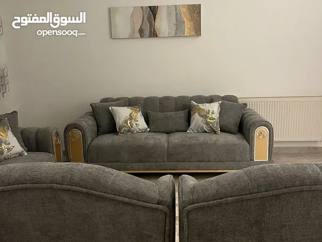 غرفة ضيوف 7 مقاعد لون رمادي وذهبي  + طاولات وسط+ طاولات سيرڤس بحالة ممتازه جداً تفصيل قماش امريكي