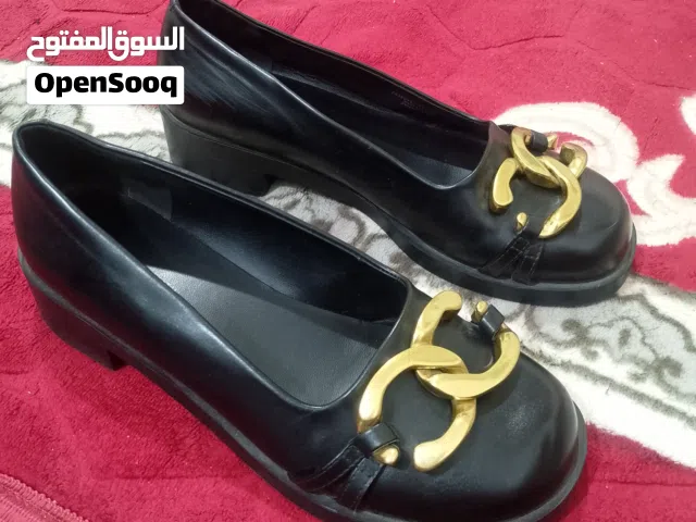 حذاء نسائي من تشارلز اند كيث جديد بدون الكرتون لون اسود مقاس 39