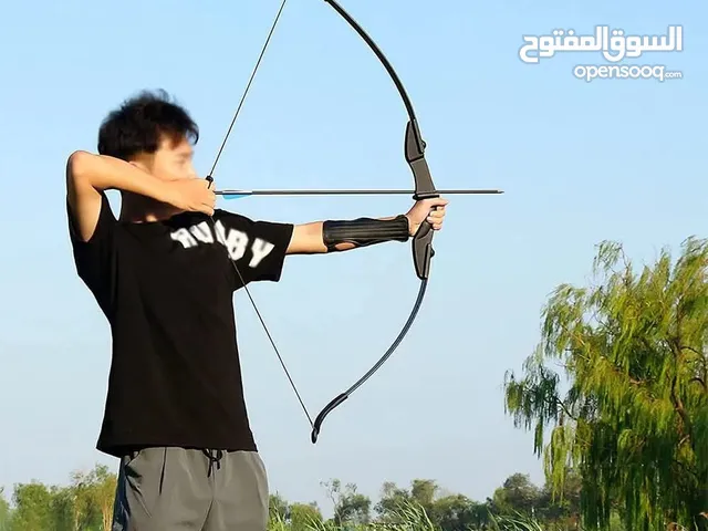 قوس وأسهم وواقيات وحمالة بكج
