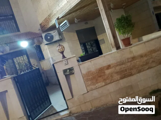 شقه ارضيه للبيع في الجبيهه عند دوار اقرا معها تارس امامي وخلفي