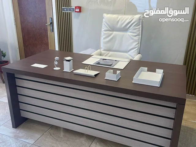 أثاث مكتبي ( مكتب وخزانة وملحق أدراج ) لون بني مع ملحقاته للبيع ويمكن البيع بالتجزئة