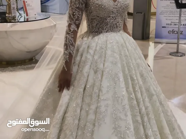 Sparkle like a queen wedding dress - never been warn brand new from Turkey