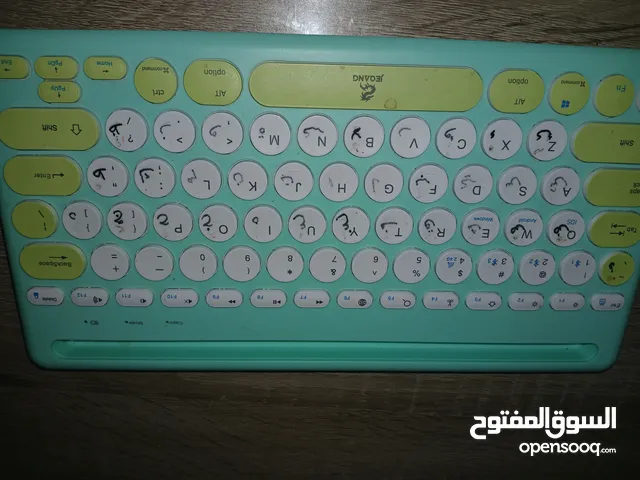 كيبورد لاسلكيسبكي يعمل عن طريق البلوتوث مع مكان لوضع التابلت أو التلفون