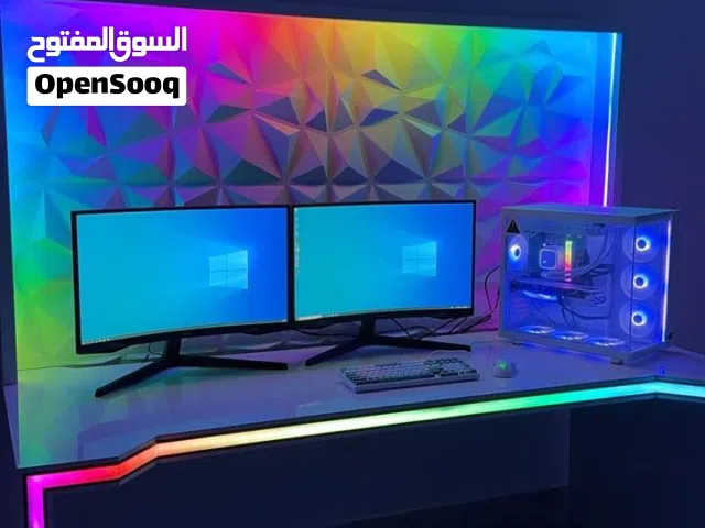 بيسي مع الطاوله والشاشات