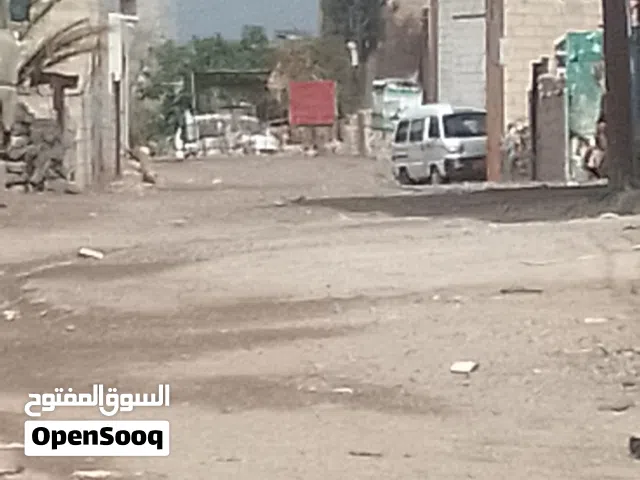 أرضية بجانب الشارع  حرة للبيع والمساحة ست لبن ونصف والسعر مناسب من مليون وسبع  والمساحة كبيرة