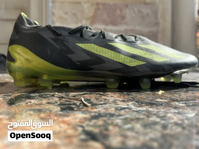 جوتي كرة قدم مستعمل