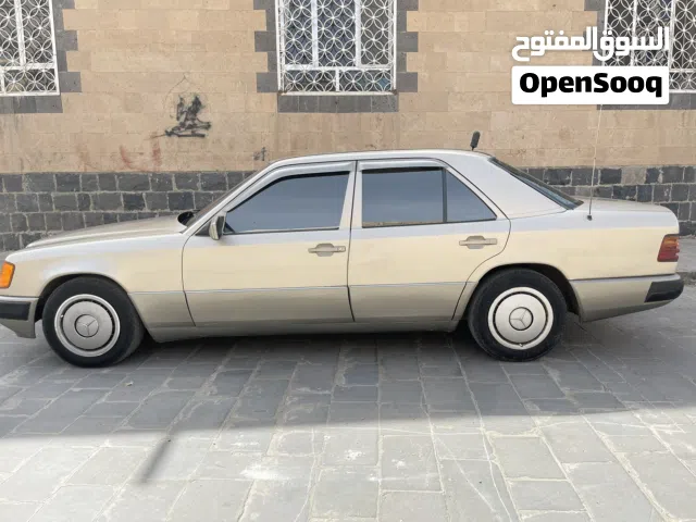 1989 مرسيدس بنز الفئة-E E 240