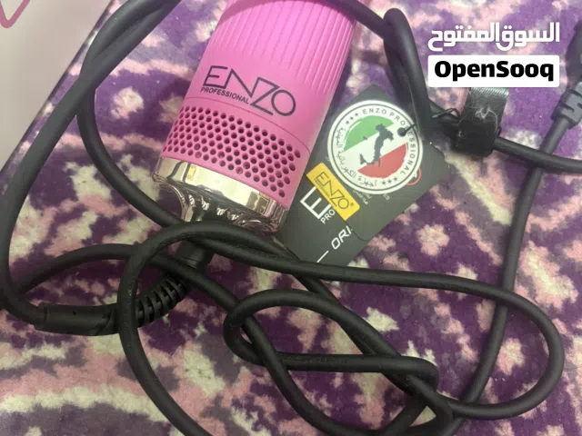 فرشاة وسشوار شعر انزو (Enzo) الأصلي بحالة الوكالة مع الضمان بحالة جيدة جدا للبيع استعمال بسيط جداً