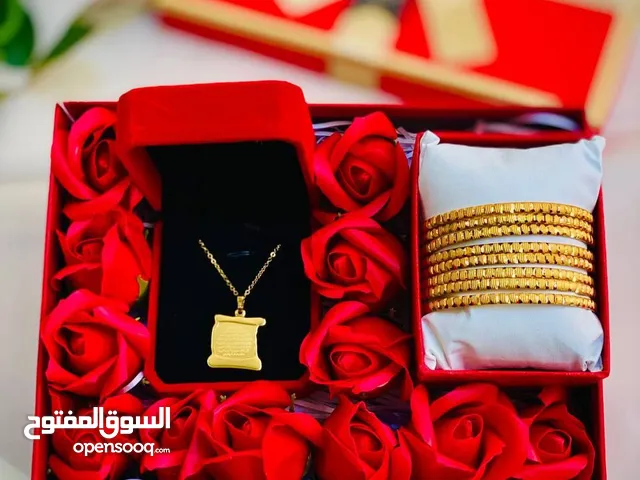 بكس أساور معه قلاده