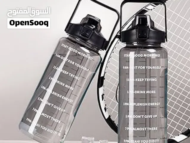 قارورة ماء رياضية كبيرة السعة مزوّدة بـ مصّاصة  وغطاء يُفتح بزر، مع علامات توقيت تحفيزية على الجسم ل