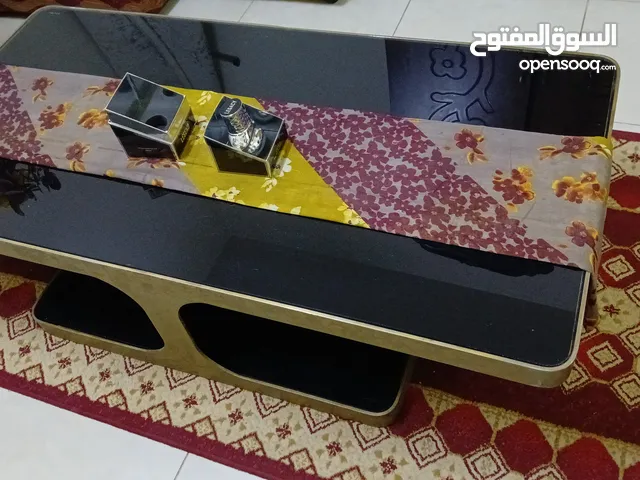 طاوله زجاجية للبيع مع مفرش ارضي