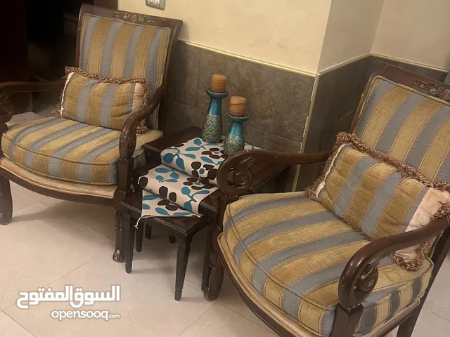 غرفة ضيوف كاملة مع سفره وبرادي وطاولات