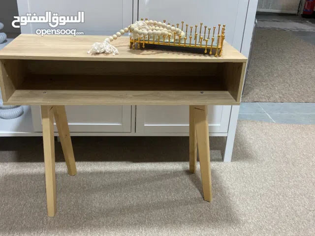 ميز لون فاتح