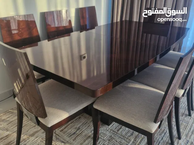 للبيع طاولة طعام مع بوفية