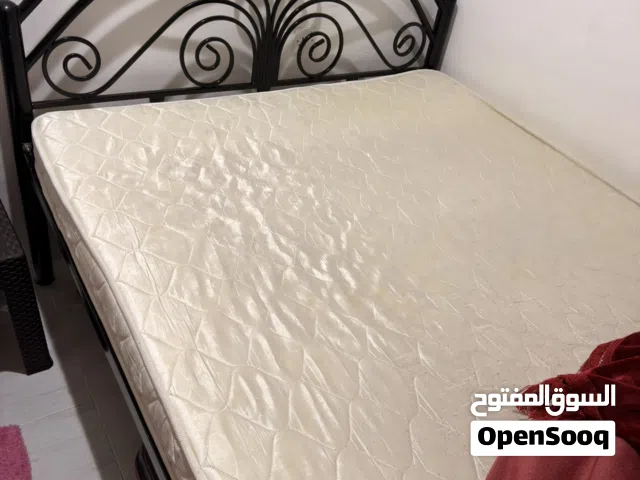 للبيع سرير حديد مع مرتبة بحالة جيده