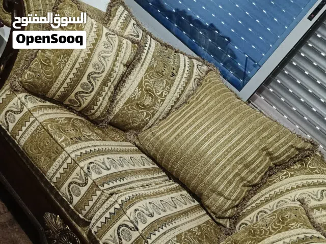 طقم كنب بحالة الجديد فخم جدا