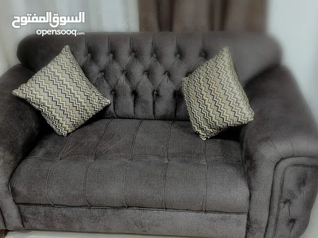 طقم كنب بني في بيج  7 مقاعد شبه جديد استعمال بسيط البيع بداعي السفر.