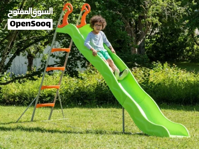 هذه الزحليقة (المنزلقة) تتميز بتصميم عصري يجمع بين الطول والمرح والأمان، وهي مثالية للمساحات الخارجي