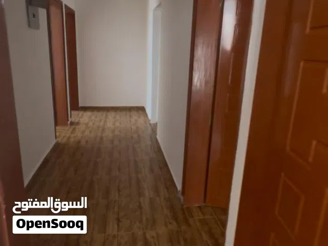 للبيع في المعبيلة 3 شقق خلف فيلا موقع ممتاز  عند كلية الخليج ومركز العامري للتسوق