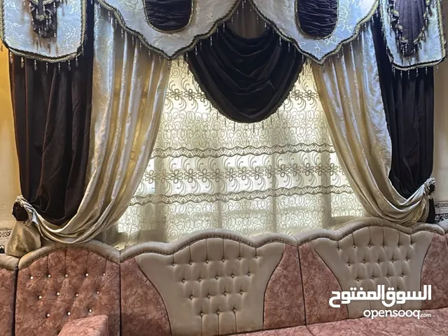 ستائر عدد 3 + فانوس عدد 2 ماشتغلات بس كم يوم السعر 175 وبيهن مجال قماشهن تركي احسن النوعيه والفوانيس