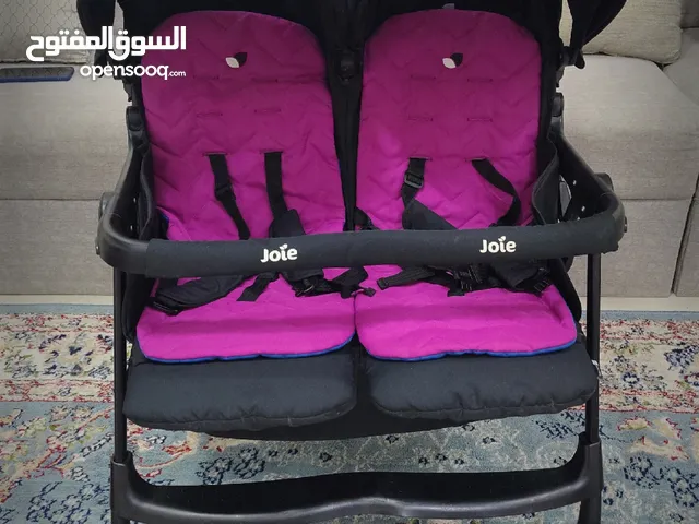 عربة تؤام اطفال ماركه جوي (سنتر بوينت) بحاله ممتازه لا يوجد بها أي عيوب استخدام خفيف
