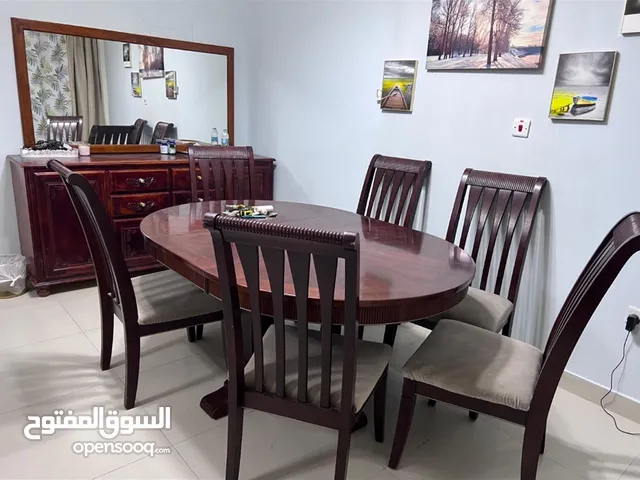 طاولة سفره مع درسوار للبيع