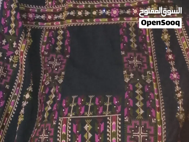 ثوب اخضر وثوب اسود واحمر