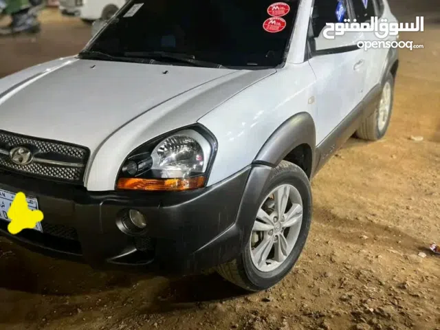 توسان  2005 قير اتوماتيك نضيفه وشاذه