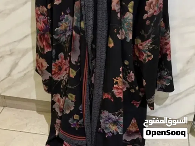 عباية حرير اسود و عليها ورود ملونه