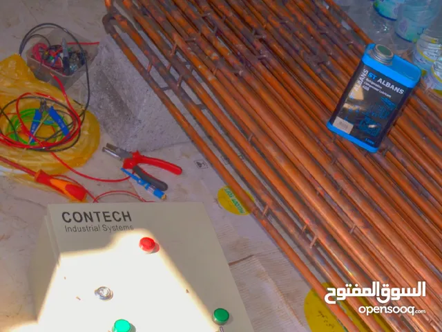تصنيع خطوط أنتاج تثليج علب المياة المعدنية والمشروبات صغيرة وفعالة ويمكن تشغيلها بالطاقة الشمسية