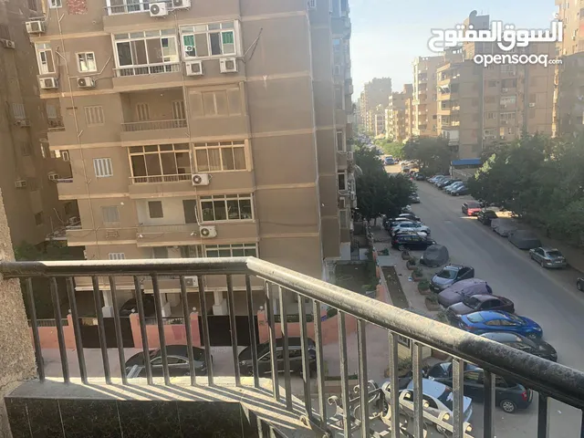 بالمنطقه الثامنه  من مكرم عبيد بجوار  السراج مول شقه 250م للبيع لظروف السفر