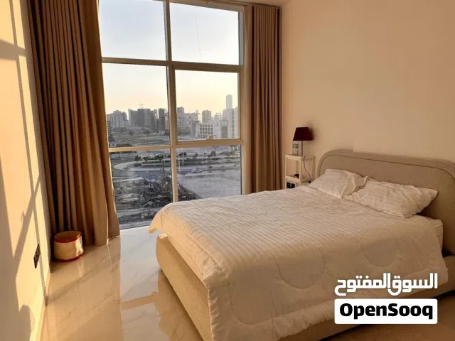 غرفة نوم من سرير وستاره وسجاد ومرايا