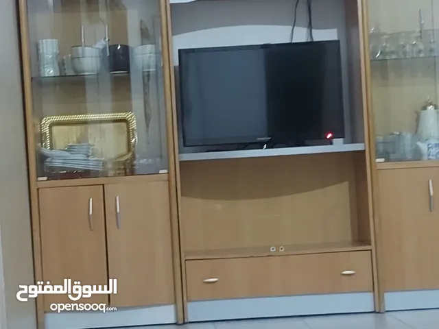 بوفية للبيع ثلاث قطع كل قطعه منفصلة ارفف زجاج وابواب زجاج مع خزانتين ودرج مستعملة للبيع مع مكنسة