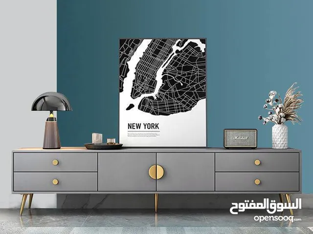 ميز تلفاز بـتصميم عصري   مقبض معدني فاخر ، وعملي وأنيق، وسهل الفتح والإغلاق   درج تخزين ذو سعة