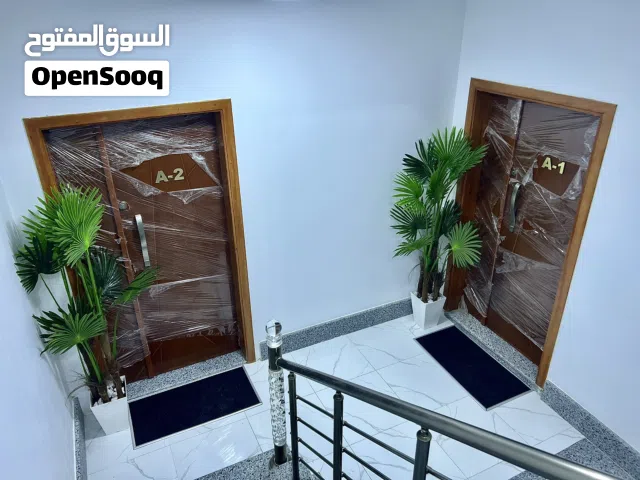 مبنى سكني حديث وراقي يحتوي على شقق للإيجار السنوي - مصراتة