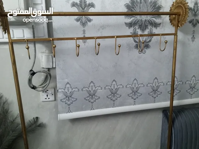 علاقة سجاجيد و شراشف صلاة و مكان لوضع الأحذية لون ذهبي