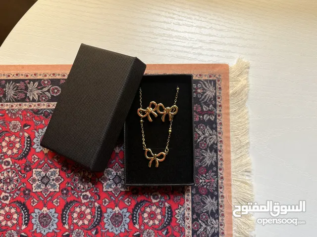 مجموعة عقد وحلق اذن شكل فيونكة مطلي ذهب متوفر تسليم فوري