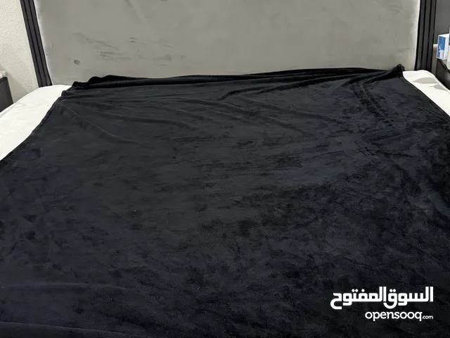 للبيع العاجل - سرير مع مرتبة 200*200 الخشب 18 ملم مناسب للأوزان الثقيلة او لعدة اشخاص