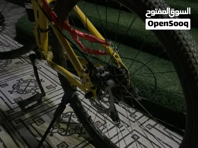 سيكل للبيع نظيف استعماله اسبوعين ما في شيء ما خربان ويطلع في السيكل ليت خلفي وقفل