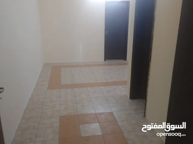 شقة مكونة من ثلاث غرف شامل الكهرباء