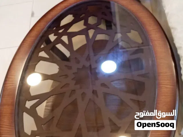 طاولات وسط خشب زان كبيرة للوسط وانتين صغار للاطراف بحاجه الى دهان بسيط لون بني