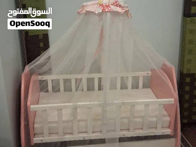 سرير مواليد هزاز مع مترس بحالة الوكالة